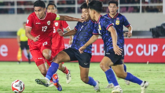Meskipun dapat duduk di puncak klasemen, Indonesia menanggung banyak kerugian setelah ditahan imbang 3-3 oleh Laos. (Dok. ANTARA/Mohammad Ayudha)