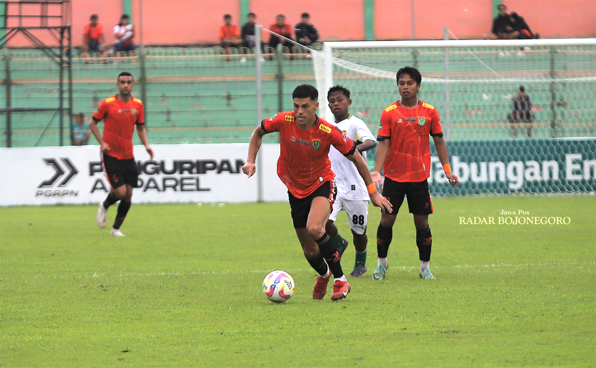 PERKUAT PERTAHANAN: Skuad Persibo saat menjamu Persewar pekan lalu. Perlu diperkuat pertahanannya dalam laga away dengan Persipal Palu besok (14/12). (YUAN EDO/RADAR BOJONEGORO)