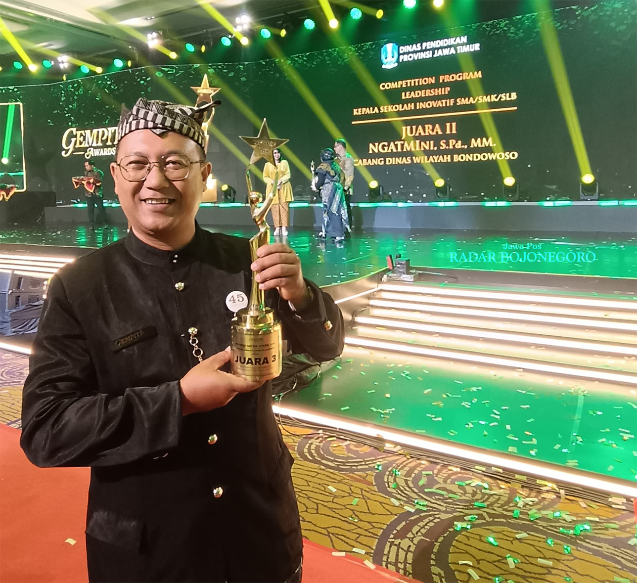 BERPRESTASI: Guru sejarah SMKN Trucuk Achmad Satria Utama pamerkan trofi juara 3 ajang Gempita Awards Tingkat Provinsi Jatim. (ISTIMEWA/RADAR BOJONEGORO)