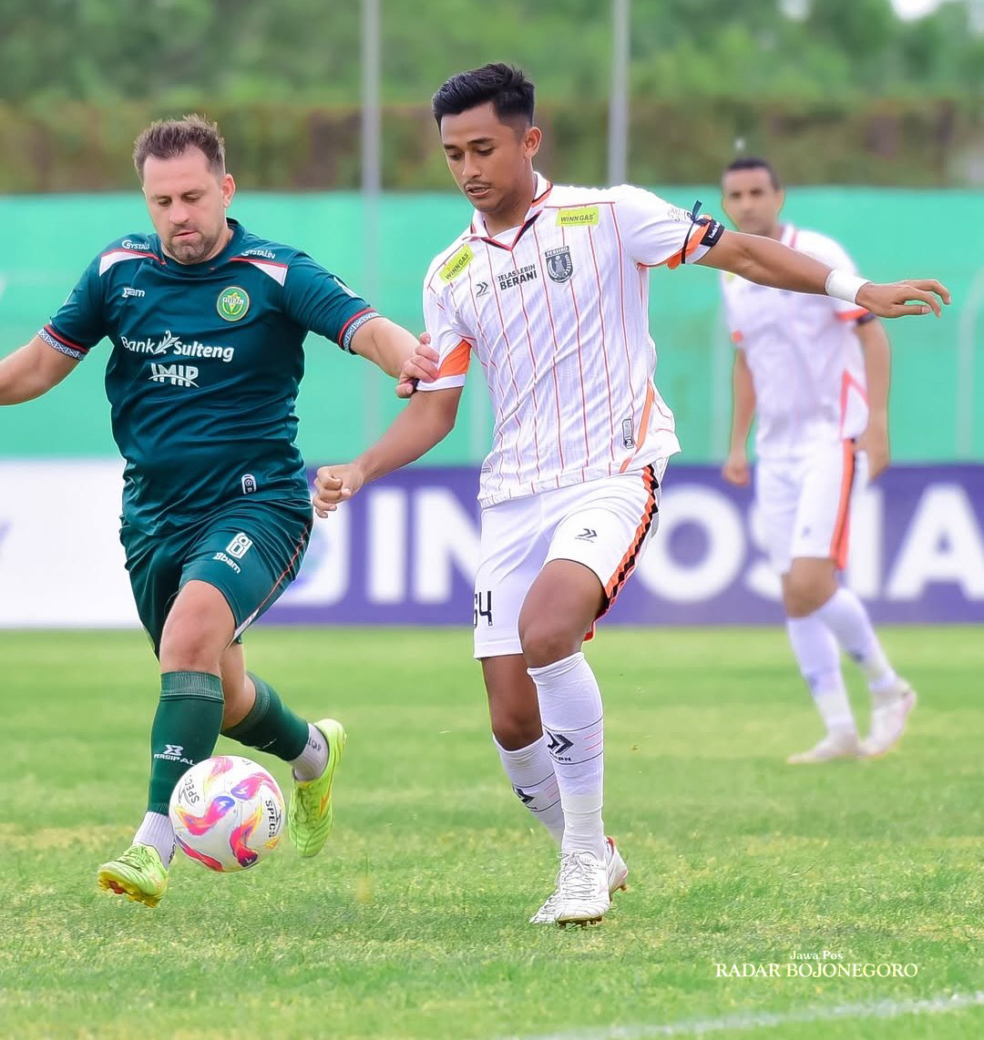 GAGAL CURI POIN: Skuad Persibo saat menjalani laga tandang di Stadion Gawalise Kota Palu Kemarin. Persipal unggul 1-0 atas Persibo. (ISTIMEWA/RADAR BOJONEGORO)