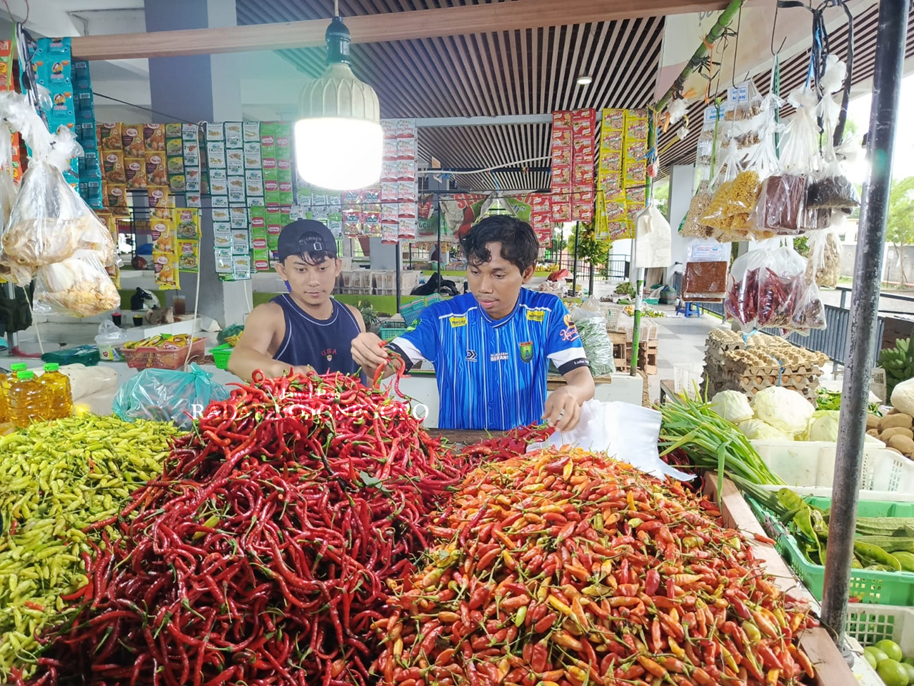 MERANGKAK NAIK: Harga bumbu dapur menjelang Nataru merangkak naik. Diprediksi akan terus mengalami kenaikan hingga Ramadan mendatang. (YANA DWI KURNIYA WATI/RADAR BOJONEGORO)