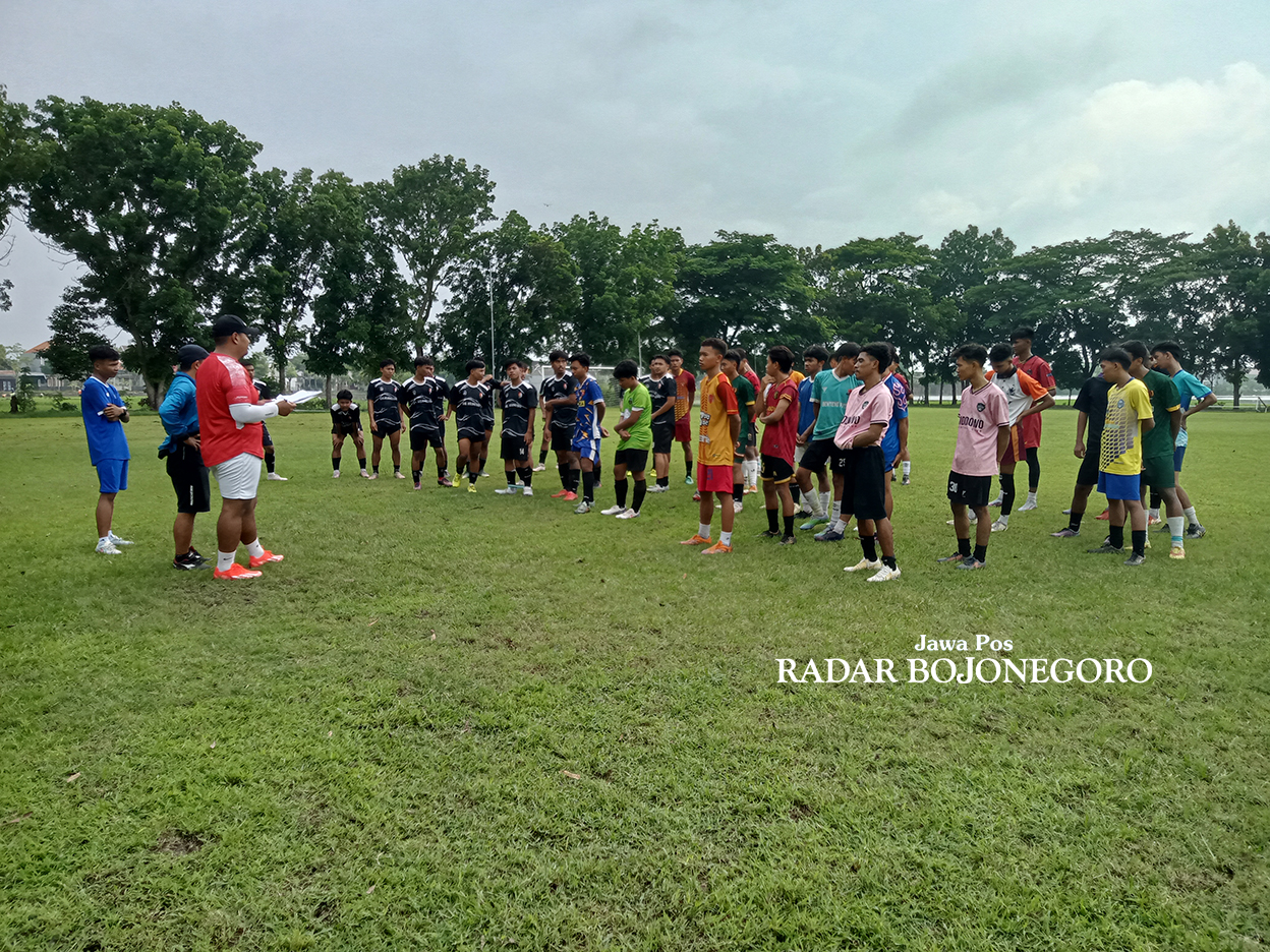 SELEKSI PEMAIN: Laskar Rajekwesi menggelar seleksi pemain di Lapangan Desa Pacul, Kecamatan Bojonegoro Kota diikuti sekitar 50 pemain. (IRVAN RAMADHON/RADAR BOJONEGORO)