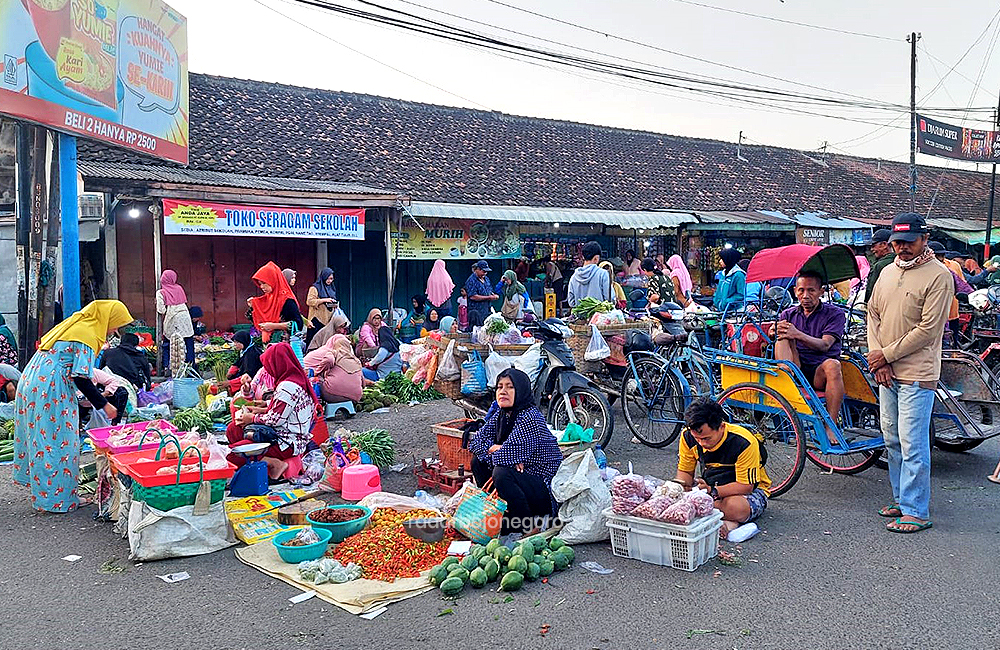 PASOKAN AMAN: Suasana salah satu pasar di Blora. Menjelang naratu   pasokan bahan pokok dipastikan aman.