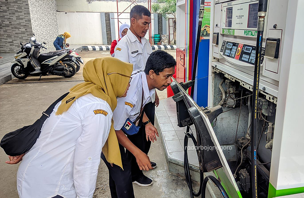 PEMERIKSAAN: Tim UPTD Metrologi Dindagkop UKM Blora melakukan uji tera di beberapa SPBU arus mudik. Salah satunya SPBU Cepu.