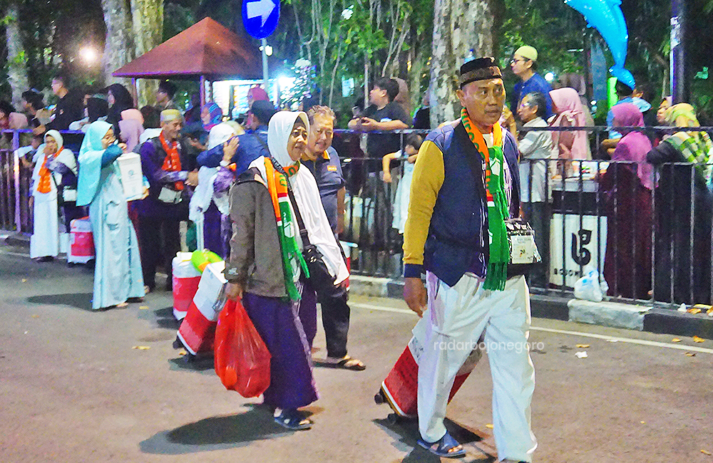 HAJI: Rombongan haji 2024 bertemu dengan keluarga saat tiba di Alun-Alun Bojonegoro pada Juni lalu. (YUAN EDO RAMADHANA/RADAR BOJONEGORO)