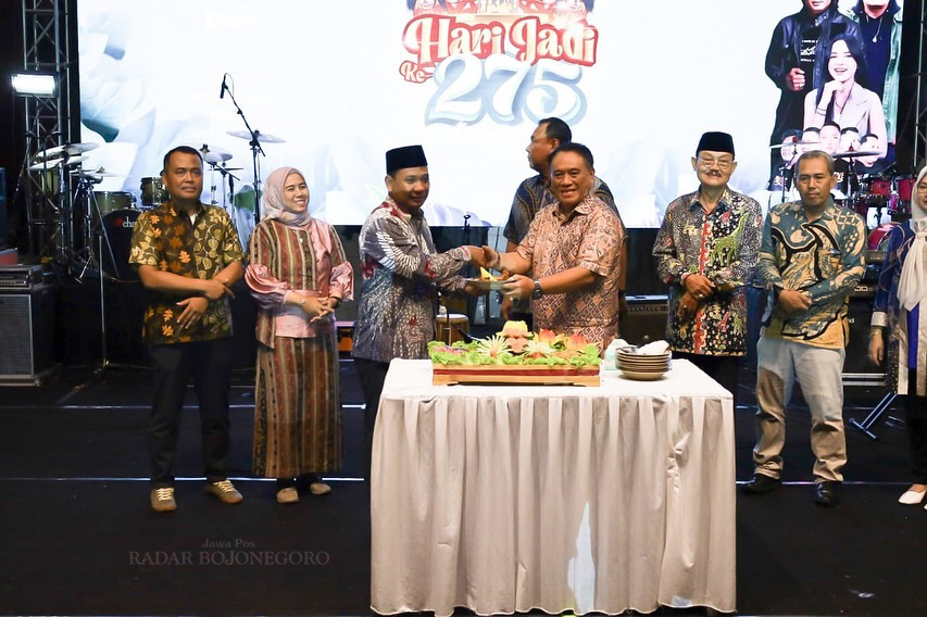 HARI JADI: Ketua DPRD Kabupaten Blora Mustopa (kiri) bersalaman dengan Sekda Blora Komang Gede Irawadi usai potong tumpeng saat hadiri Konser Setia Band dalam rangka memperingati Hari Jadi ke-275 Blor