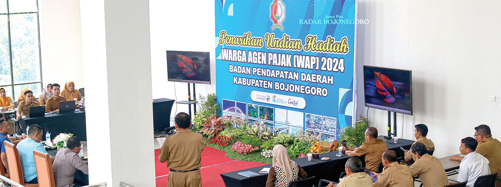 SELAMAT: Suasana penarikan undian berhadiah Warga Agen Pajak (WAP) 2024 di Kantor Bapenda Bojonegoro. (ISTIMEWA/RADAR BOJONEGORO)