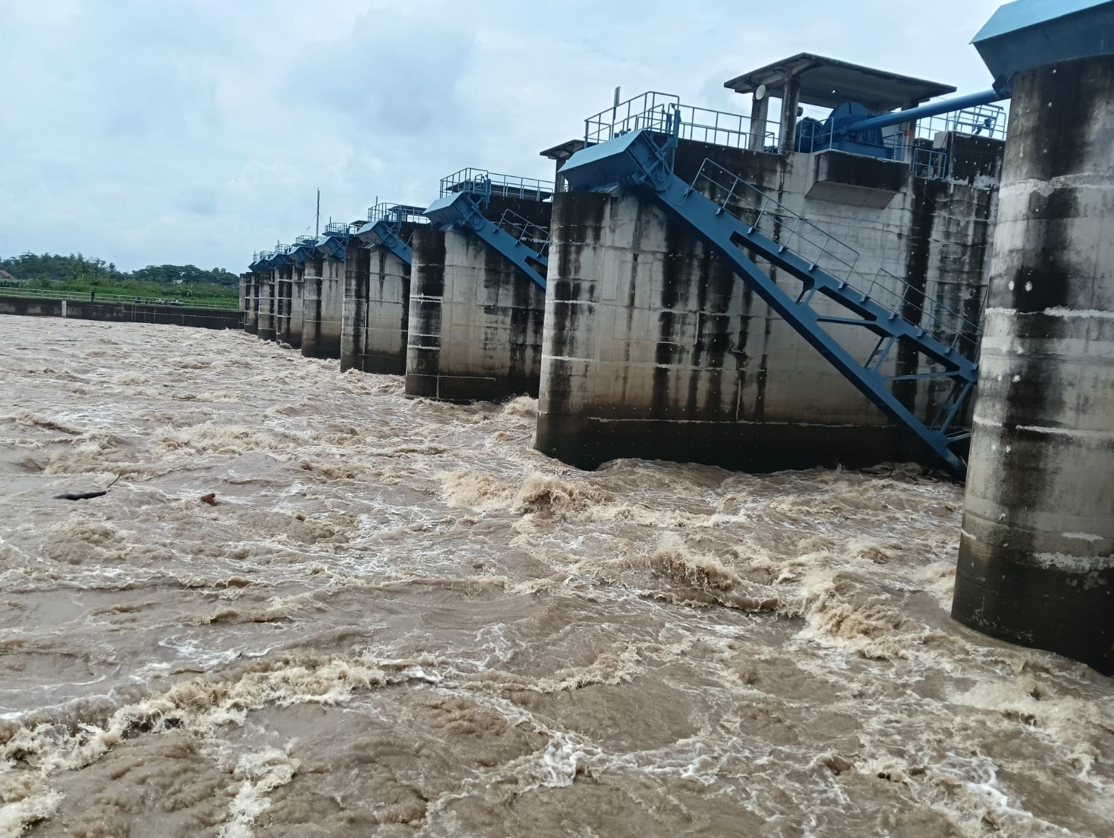 MENGALIR DERAS: Sembilan pintu Bendung Gerak Bojonegoro dibuka, antisipasi banjir karena debit air Bengawan Solo meningkat. (MUHAMMAD SUAEB/RADAR BOJONEGORO)