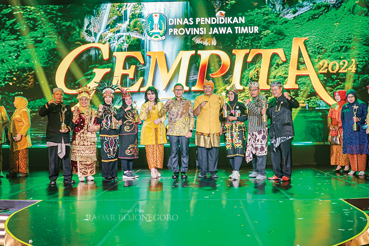 PRESTASI: Kacabdindik Wilayah Bojonegoro dan para GTK berprestasi berfoto bersama Kepala Dinas Pendidikan Jatim Aries Agung Paewai. (ISTIMEWA/RADAR BOJONEGORO)