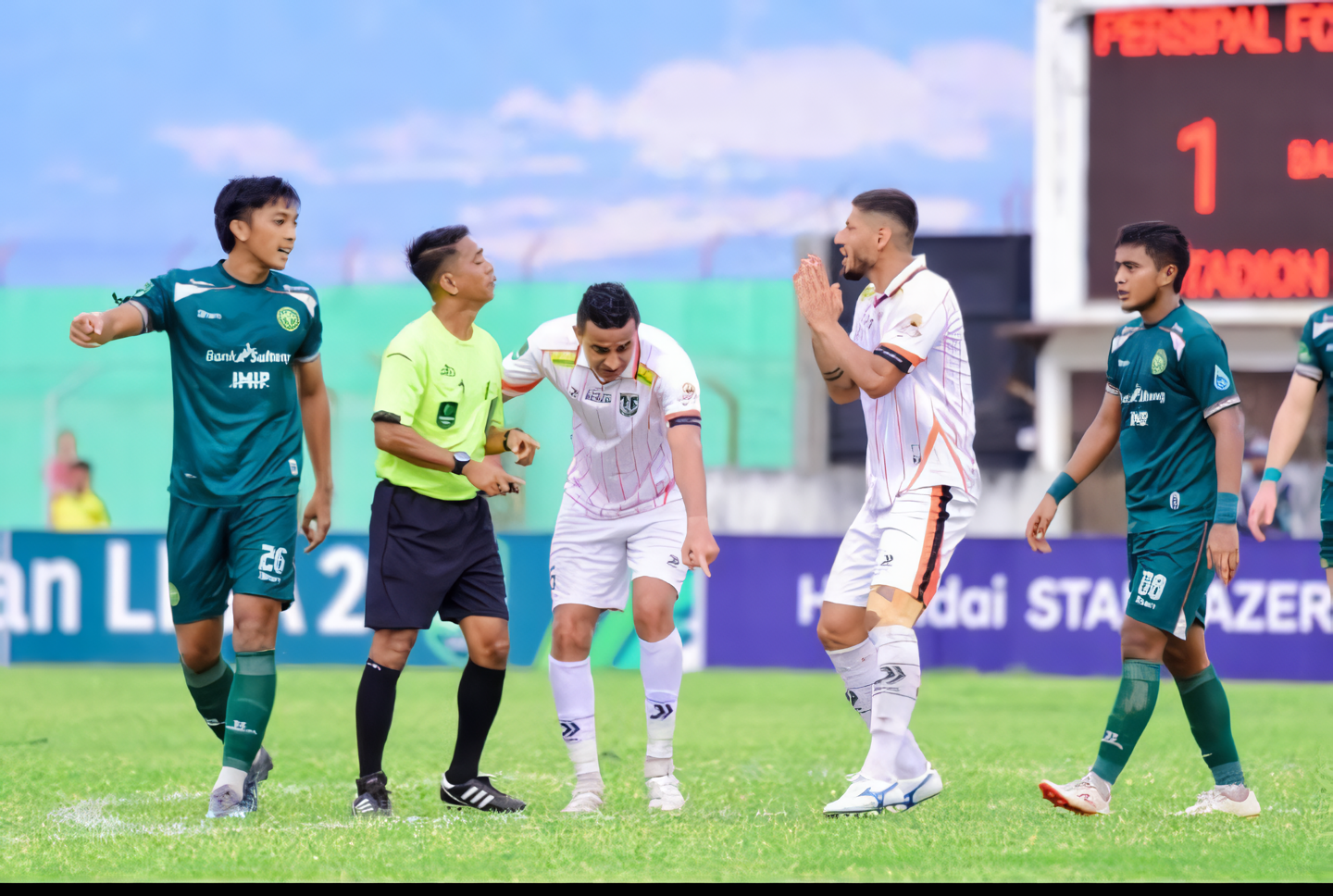 TAK LAGI DI PUNCAK: Skuad Persibo saat menjalani laga tandang melawan Persepal. Tim kebanggaan warga Bojonegoro ini tak lagi di puncak klasemen sementara. (ISTIMEWA/RADAR BOJONEGORO)