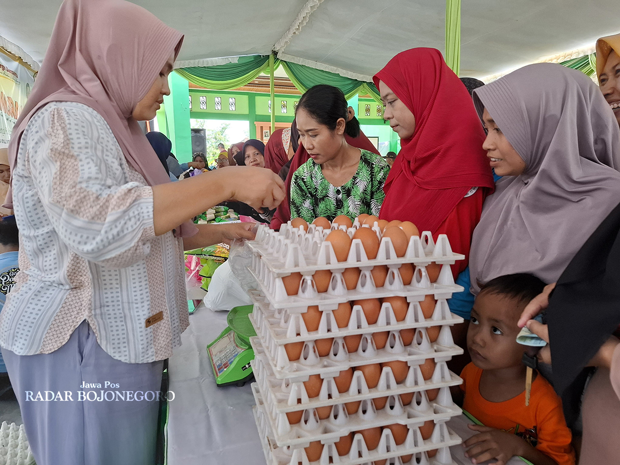 NAIK HARGA: Harga telur di pasaran naik sekitar Rp 4 ribu per kilogram. (DEWI SAFITRI/RADAR BOJONEGORO)