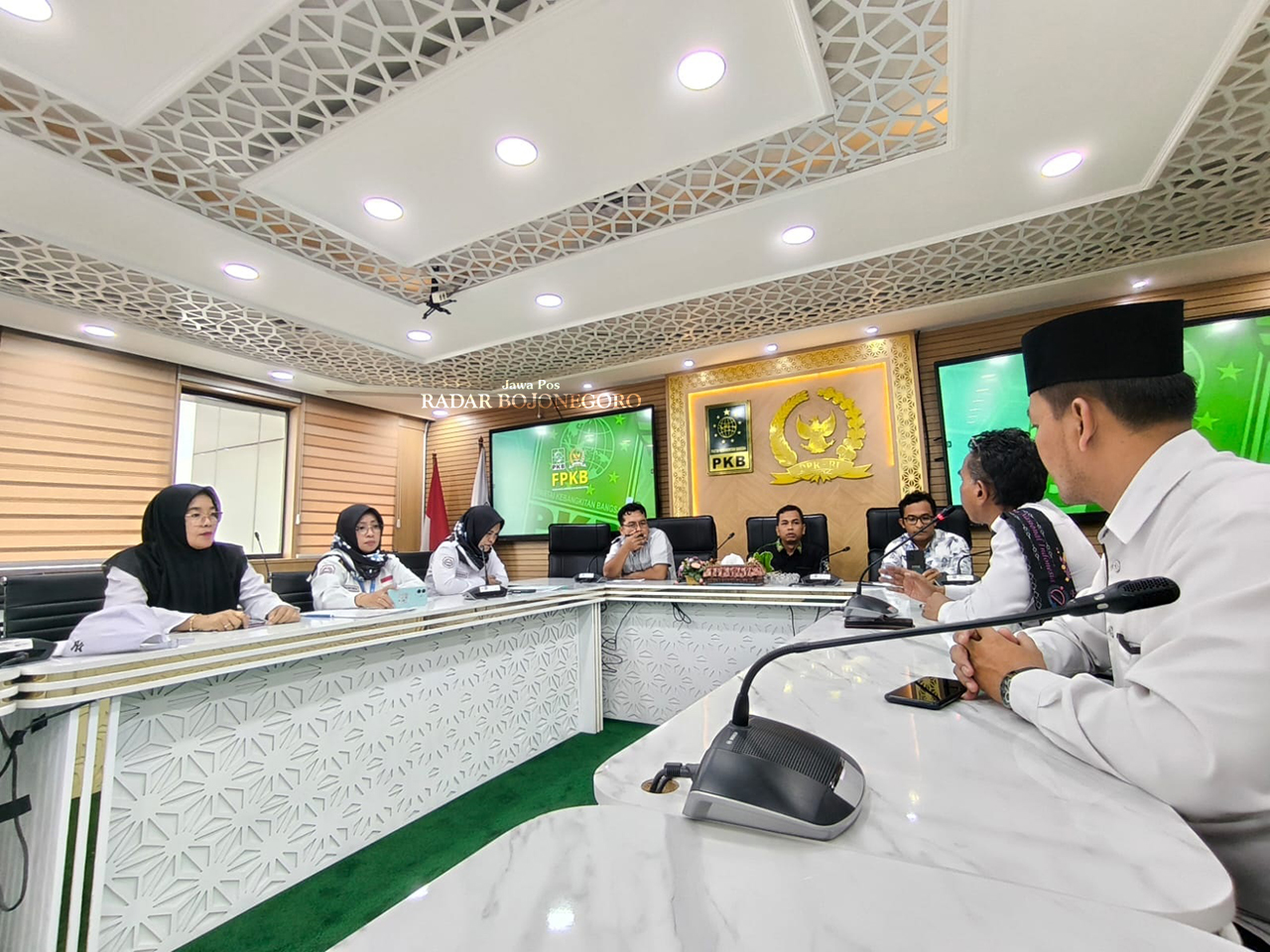 MENUNTUT HAK: Guru madrasah menuntut hak disetarakan dengan sekolah negeri sebagai PPPK. (ISTIMEWA/RADAR BOJONEGORO)
