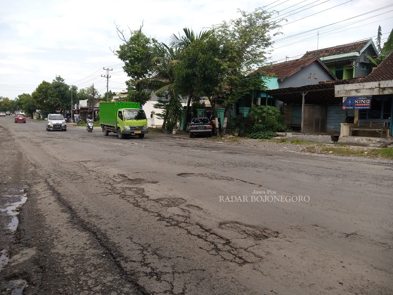 BUTUH PERBAIKAN: Ruas Jalan Blora-Ngawen tampak rusak parah. Jalan provinsi tersebut perlu perbaikan total. (RAHUL OSCARRA DUTA/RADAR BOJONEGORO)