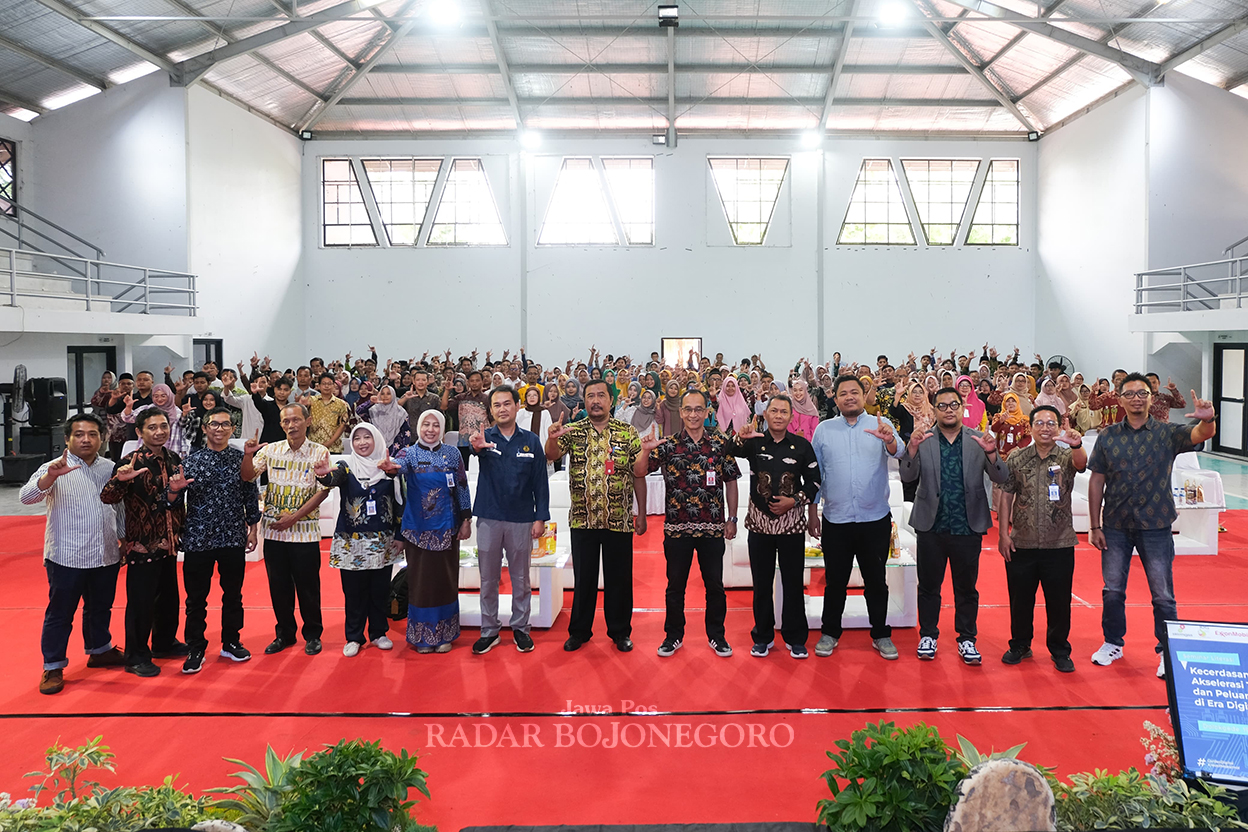 SINERGI: Perwakilan SKK Migas, EMCL, Yayasan Mannah, Ademos Indonesia dan para narasumber, berfoto bersama di acara puncak seminar literasi di GOR Dolokgede, Kecamatan Tambakrejo.