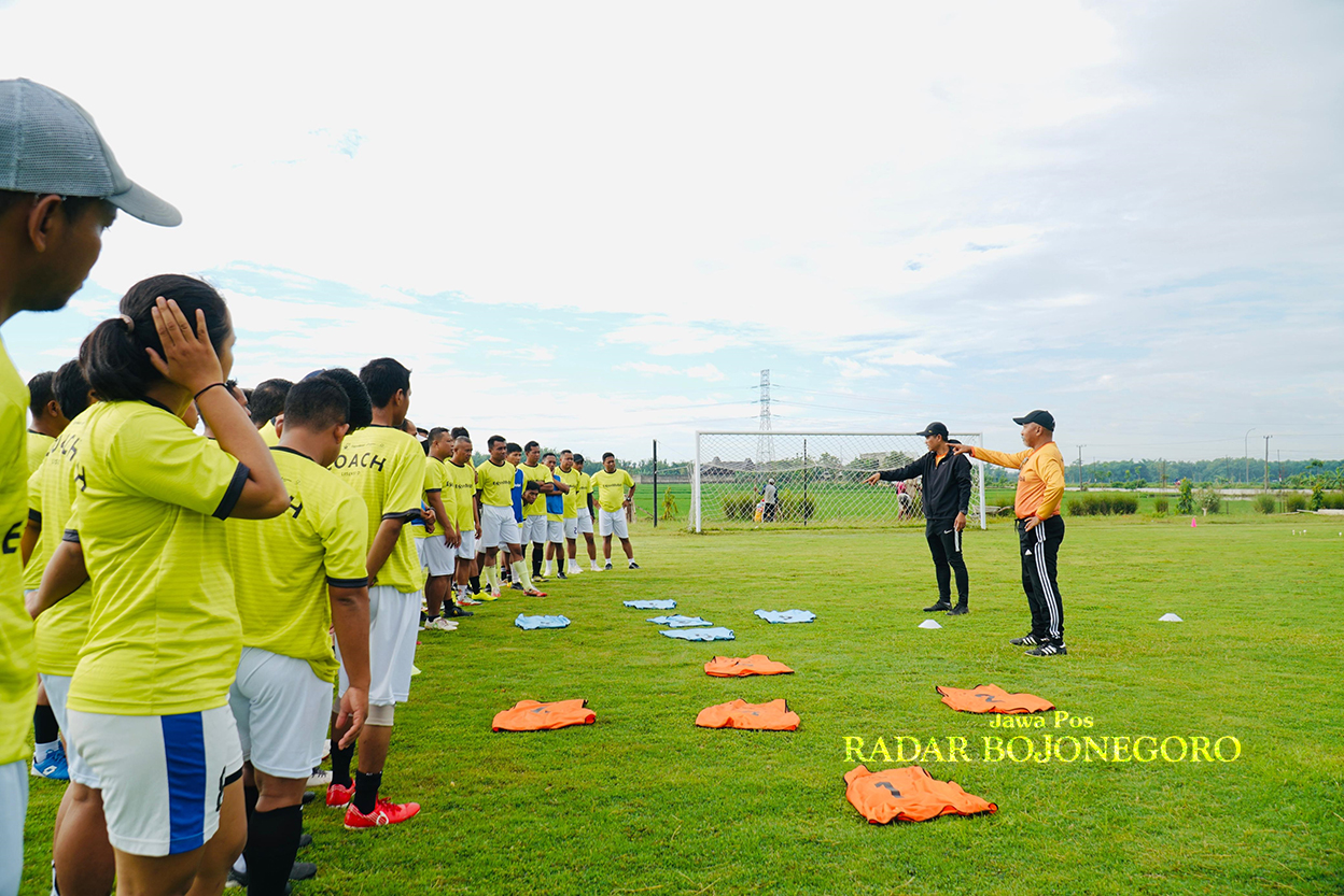 PELATIH NASIONAL: Coach Fahri Husaini dan Joko Susilo, memberikan pelatihan di Lapangan Desa Gayam kemarin (19/12), diikuti oleh 60 peserta kepelatihan lisensi D PSSI di Bojonegoro.
