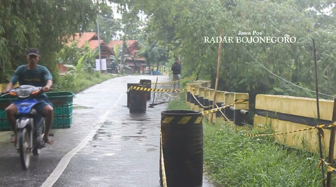 LONGSOR: Kondisi Jembatan Kalirejo turut Kecamatan Banjarejo masih dalam kondisi longsor. Dipasang tong dan pembatas agar masyarakat tidak melintas.  (ISTIMEWA/RADAR BOJONEGORO)