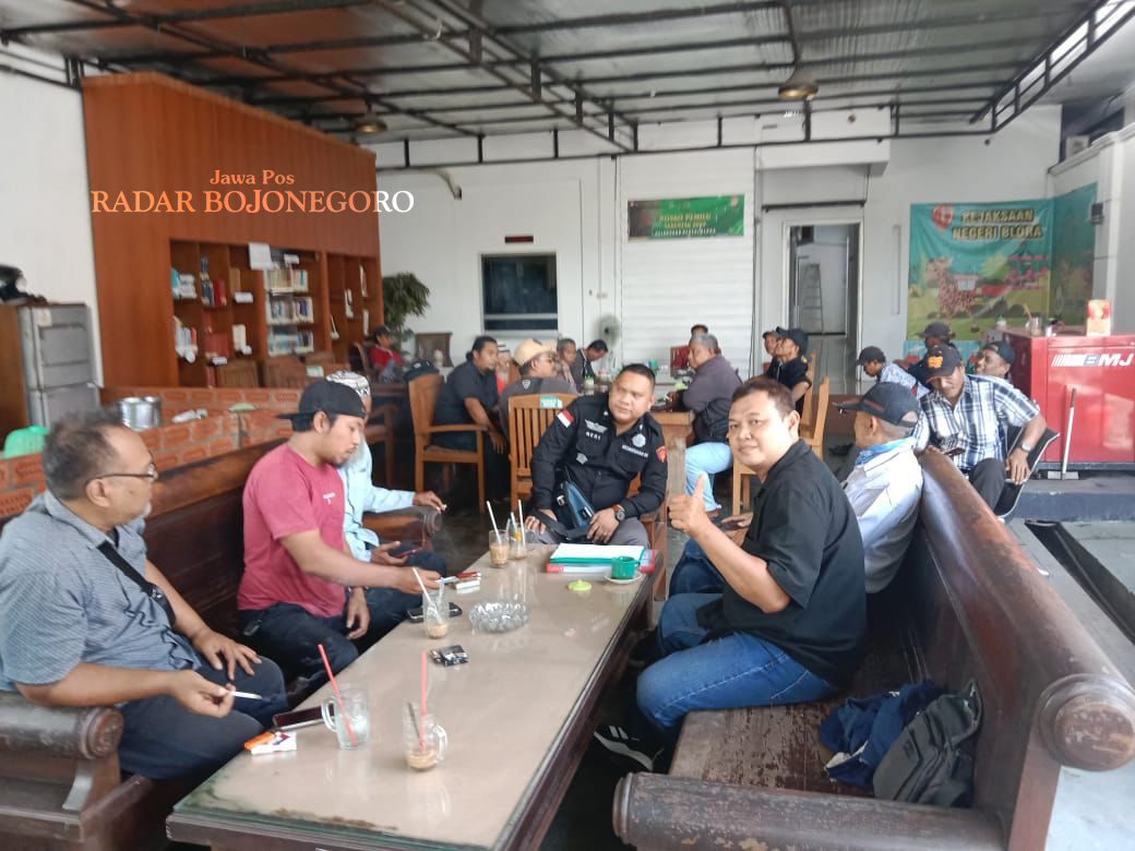 DUGAAN TIPIKOR: Rombongan warga Desa Biting, Kecamatan Sambong melaporkan kadesnya yang diduga melakukan tindak pidana korupsi APBDes ke Kejari Blora, Selasa (17/12). (ISTIMEWA/RADAR BOJONEGORO)