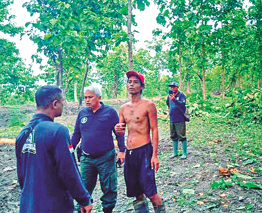 DUGAAN ILLEGAL LOGGING: Beberapa petugas Perhutani (baju biru dongker) saat cekcok bersama petani hutan di Desa Kutukan, Kecamatan Randublatung yang mengaku menggarap lahan KHDPK, Minggu (15/12). (IST