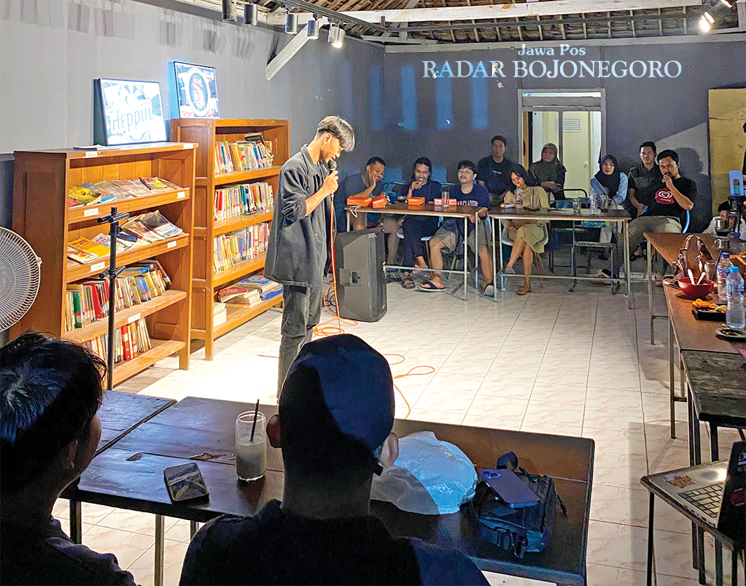 OPENMIC: Peserta kompetisi Stand Up Comedy menyampaikan gagasan dengan kemasan komedian. (DHANI WAHYU ALFIANSYAH/RADAR BOJONEGORO