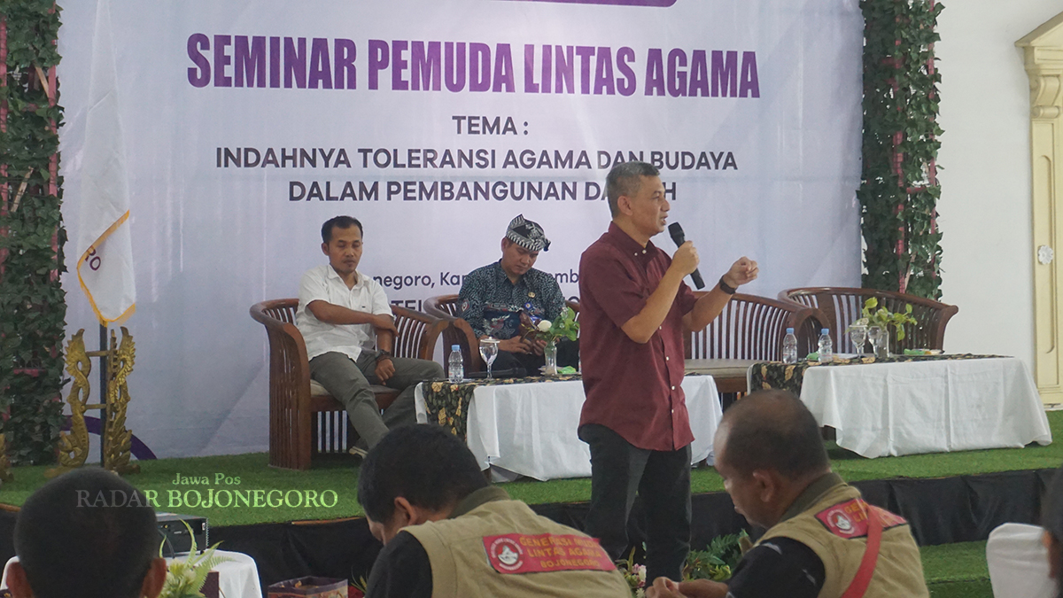 SAMPAIKAN MATERI: Direktur Jawa Pos Radar Bojonegoro Bachtiar Febrianto menyampaikan materi tentang kerukunan umat beragama dalam Seminar Pemuda Lintas Agama di MCM kemarin (19/12).  (YUAN EDO/RADAR B