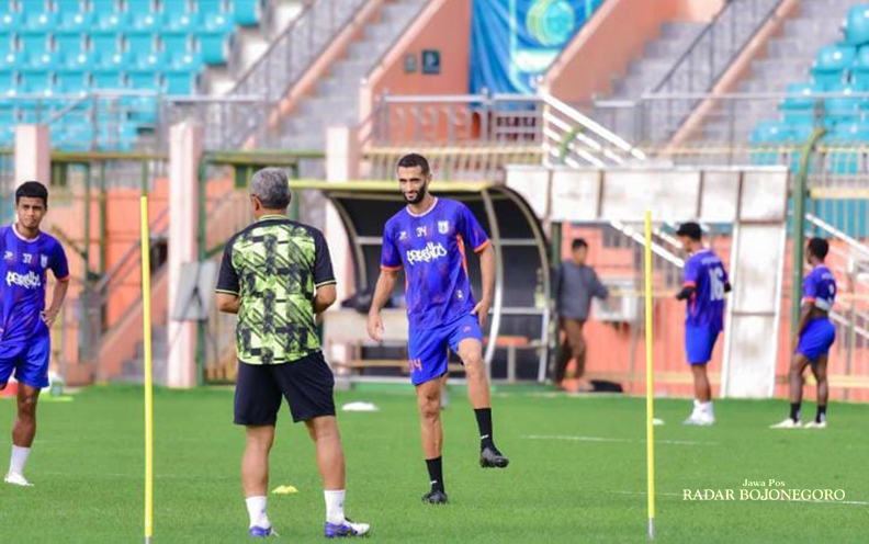 AYO BANGKIT: Enzo Celestine menjalani latihan di Stadion Letjend Soedirman untuk persiapan menjalani laga tandang kontra Persela, Sabtu (21/12) mendatang. (M. IRVAN RAMADHON/RADAR BOJONEGORO)