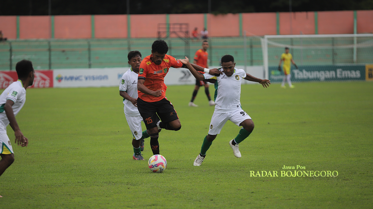 SIAPKAN PEMAIN BARU: Skuad Persibo saat menjalani laga kontra Persewar dengan menang tipis. Dalam laga kontra Persela di Stadion TSC besok (21/12), Persibo  bakal terjunkan pemain baru. (YUAN EDO/RADA