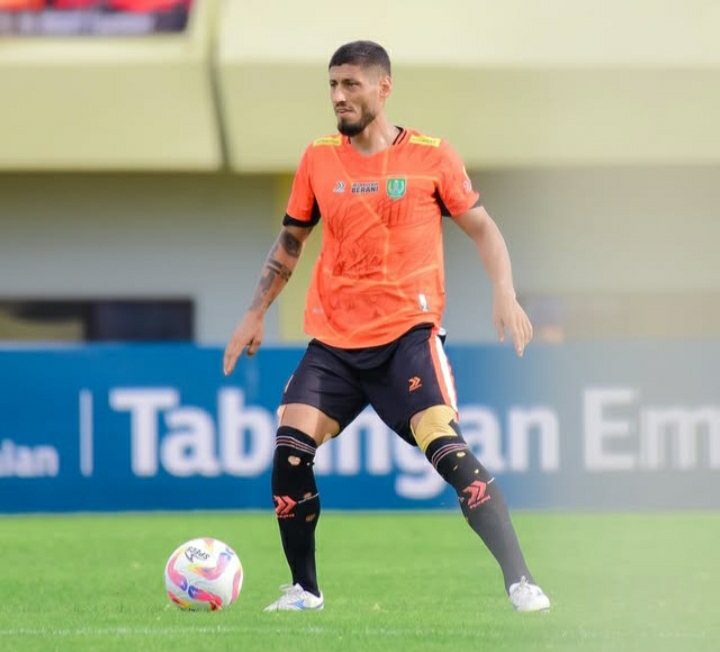Bek tengah andalan Persibo, Taher ketika tampil melawan Persela sore tadi (21/12).