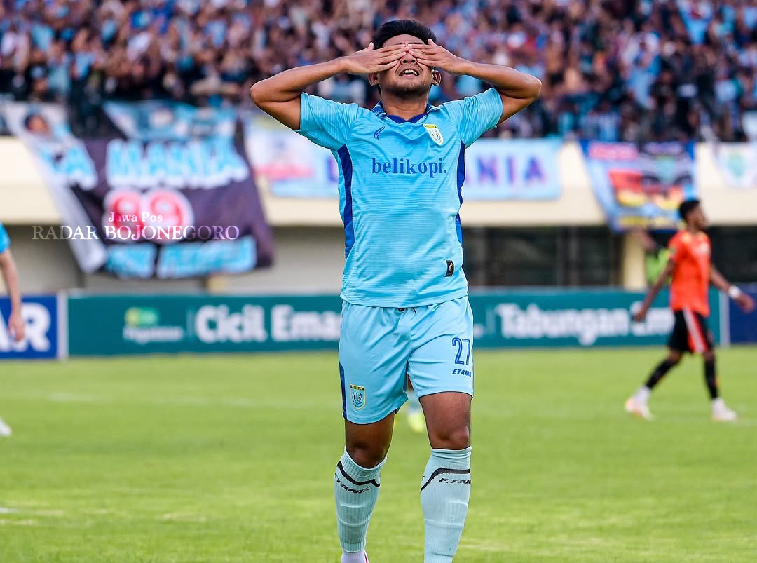 TAK TERBENDUNG: Arsyad Yusgiantoro melakukan selebrasi setelah sukses merobek gawang Persibo yang dijaga Geri Mandagi. (INSTAGRAM PERSELA LAMONGAN)
