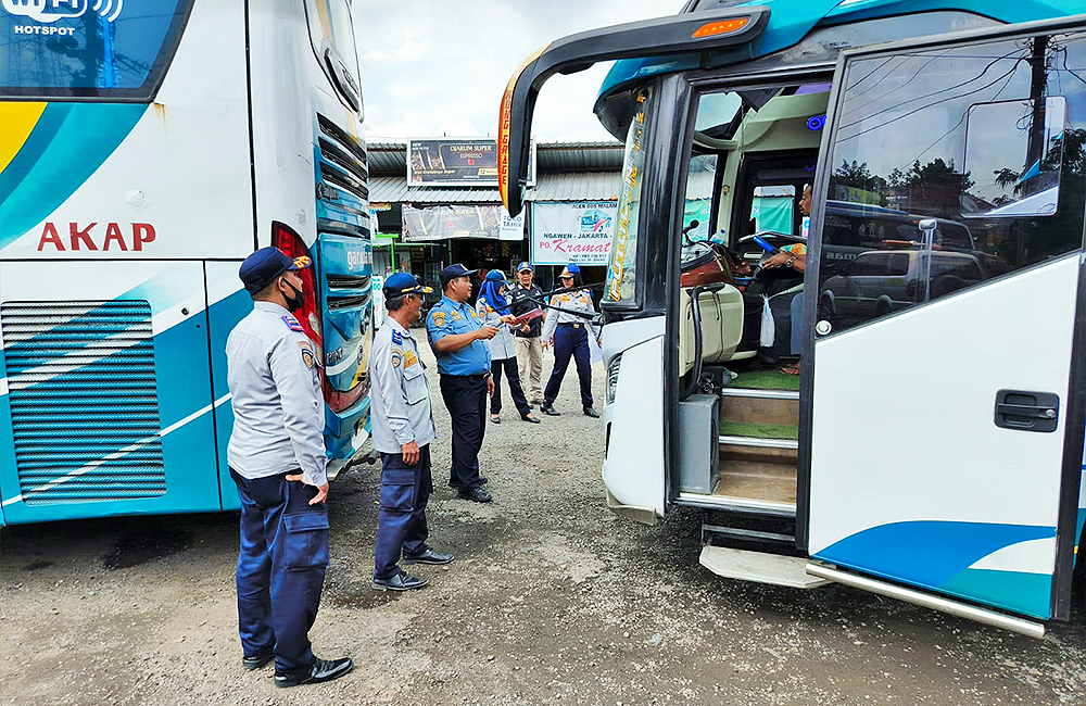 RAMPCHECK: Sejumlah armada bus di Terminal Ngawen diperiksa laik jalan oleh petugas Dinrumkimhub Blora jelang momen libur Nataru.