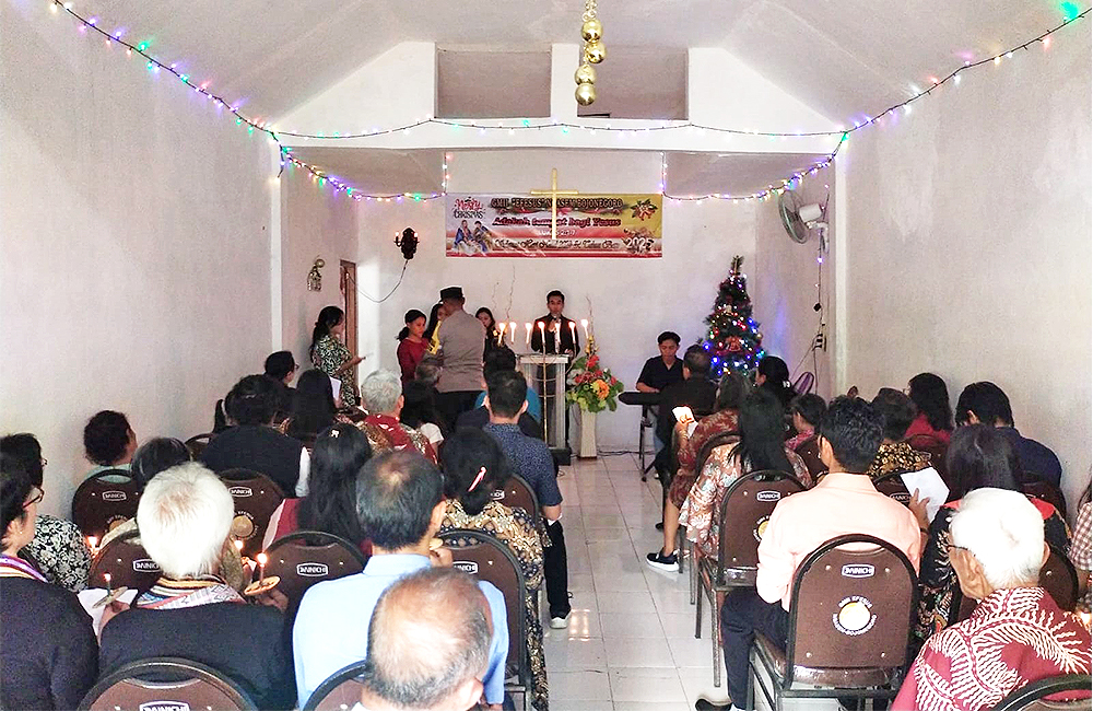 JELANG NATAL: Pernak-pernik khas Natal sudah menghiasi Gereja Misi Injili Indonesia (GMII) Efesus di Kecamatan Ngasem.