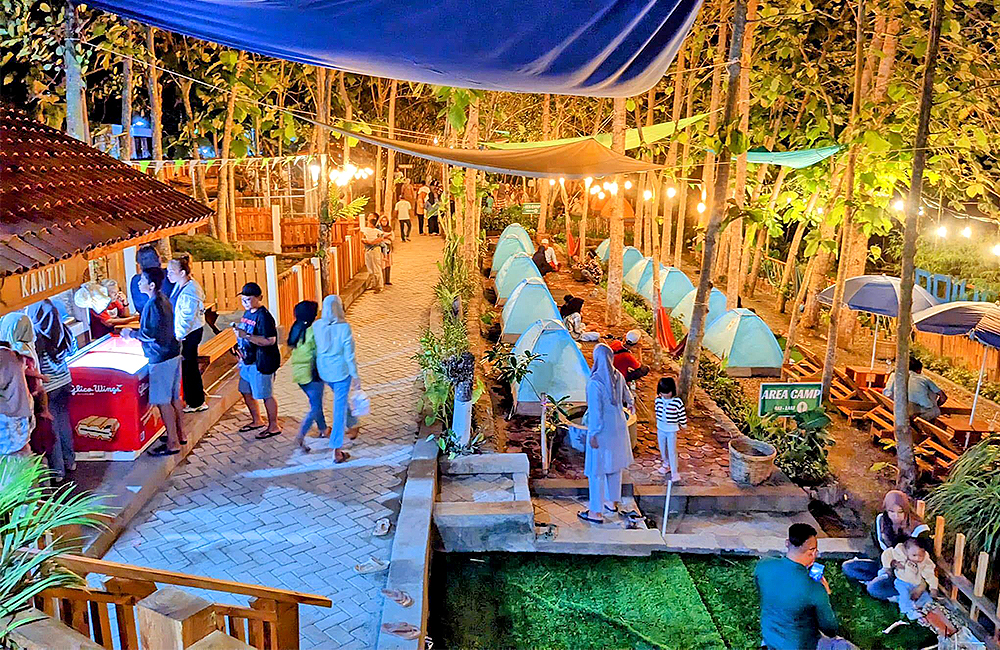 CAMP GROUND: Pesona tepi Bengawan Solo dipoles menjadi camp ground Pring Sewu yang berlokasi di Desa Payaman, Kecamatan Ngraho.