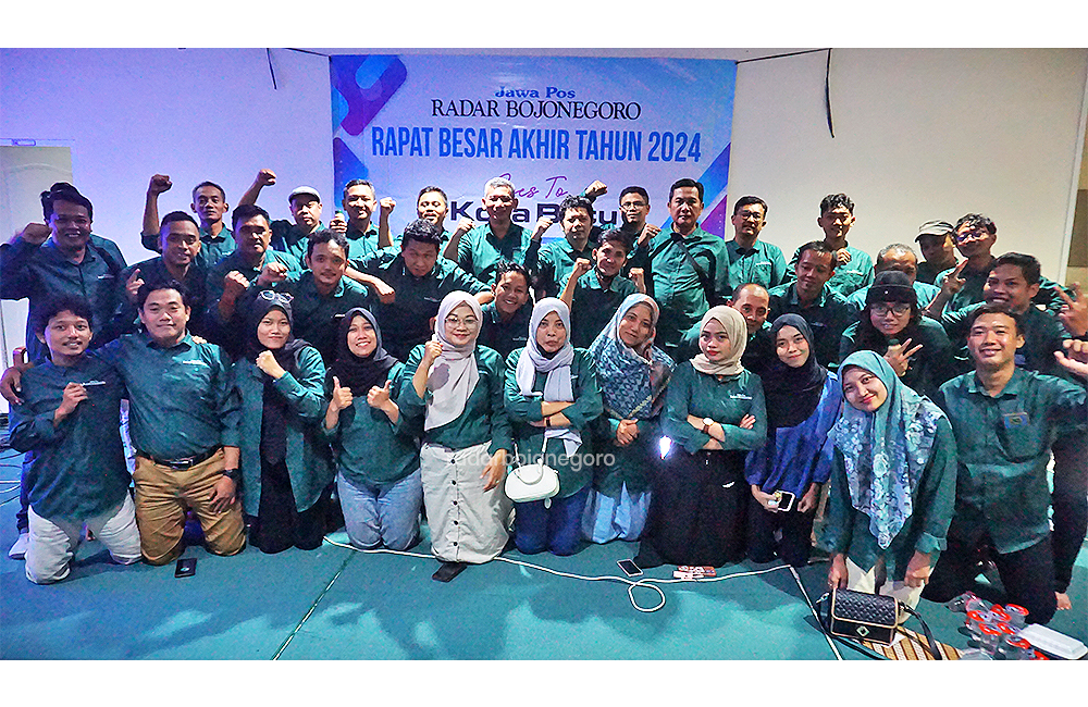 RAPAT BESAR: Kekompakan seluruh tim Jawa Pos Radar Bojonegoro saat Rapat Besar Akhir Tahun 2024 di Kota Batu, Jumat (20/12) hingga Sabtu (21/12).