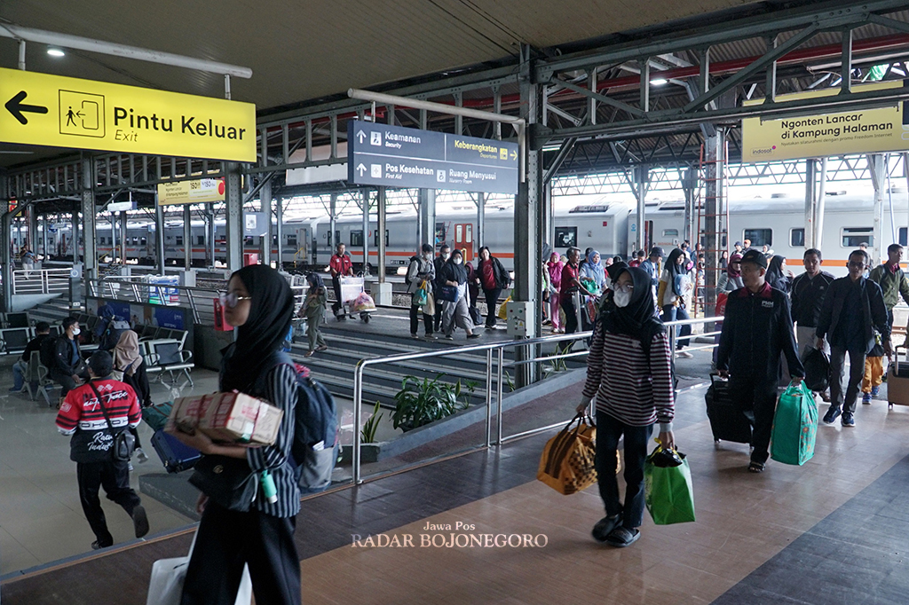 ANGKUTAN NATARU: Ratusan penumpang turun di Stasiun Cepu di saat momen libur sekolah sekaligus hari raya Natal dan tahun baru. (M. LUKMAN HAKIM/RADAR BOJONEGORO)
