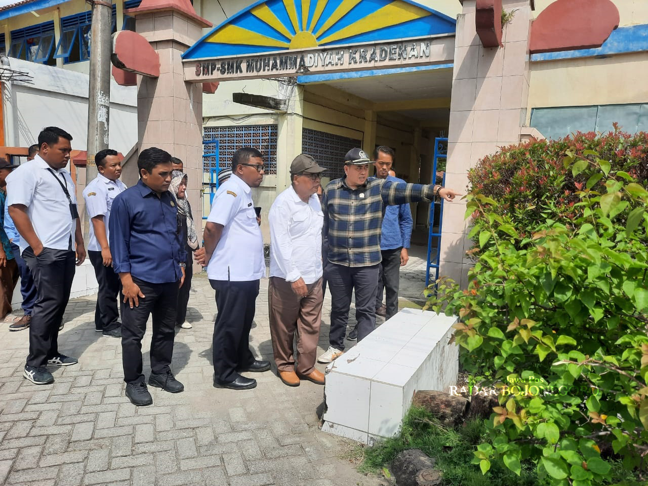 SIDAK: Ketua Komisi C DPRD Blora M. Mukhlisin (tangan menunjuk) sedang sidak drainase yang butuh perbaikan. Karena menyebabkan genangan di Desa Sumber, Kecamatan Kradenan.  (ISTIMEWA/RADAR BOJONEGORO)