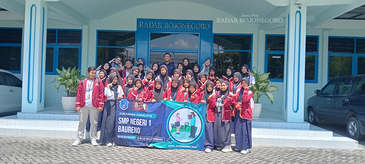 KUNJUNGAN REDAKSI: Siswa SMPN 1 Baureno yang tergabung di esktrakurikuler jurnalistik kunjungan redaksi di Jawa Pos Radar Bojonegoro Senin (23/12). (YANA DWI KURNIYA WATI/RADAR BOJONEGORO)