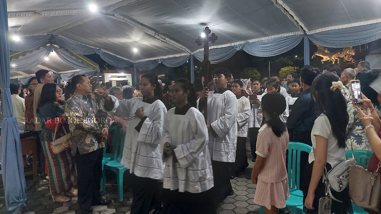 (MISA: Para jemaat jalani ibadah misa malam Natal secara khidmat di Gereja Willibrordus Cepu kemarin (24/12). (ISTIMEWA/RADAR BOJONEGORO)