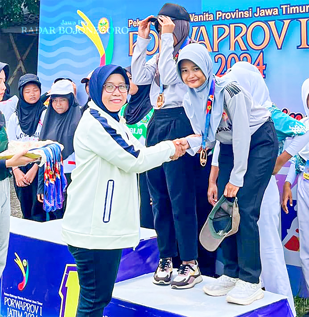 JUARA: Neysa Mei Fatarani, Atlet Woodball menunjukkan Medali Perunggu Porwaprov 2024 (ISTIMEWA/RADAR BOJONEGORO)
