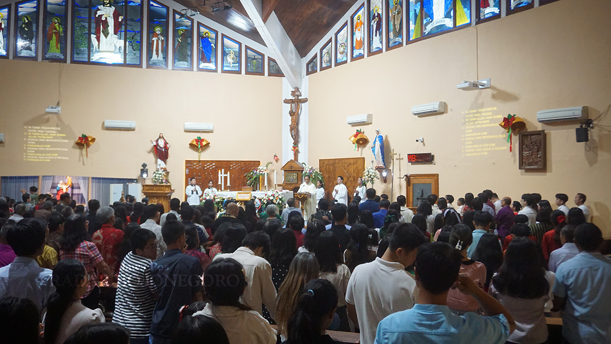 MISA NATAL: Misa Natal 2024 berlangsung khidmat di Gereja Katolik Santo Paulus kemarin (24/12) malam. Natal tahun ini bertemakan Marilah Sekarang  Kita Pergi ke Bethlehem. (YUAN EDO/RADAR BOJONEGORO)