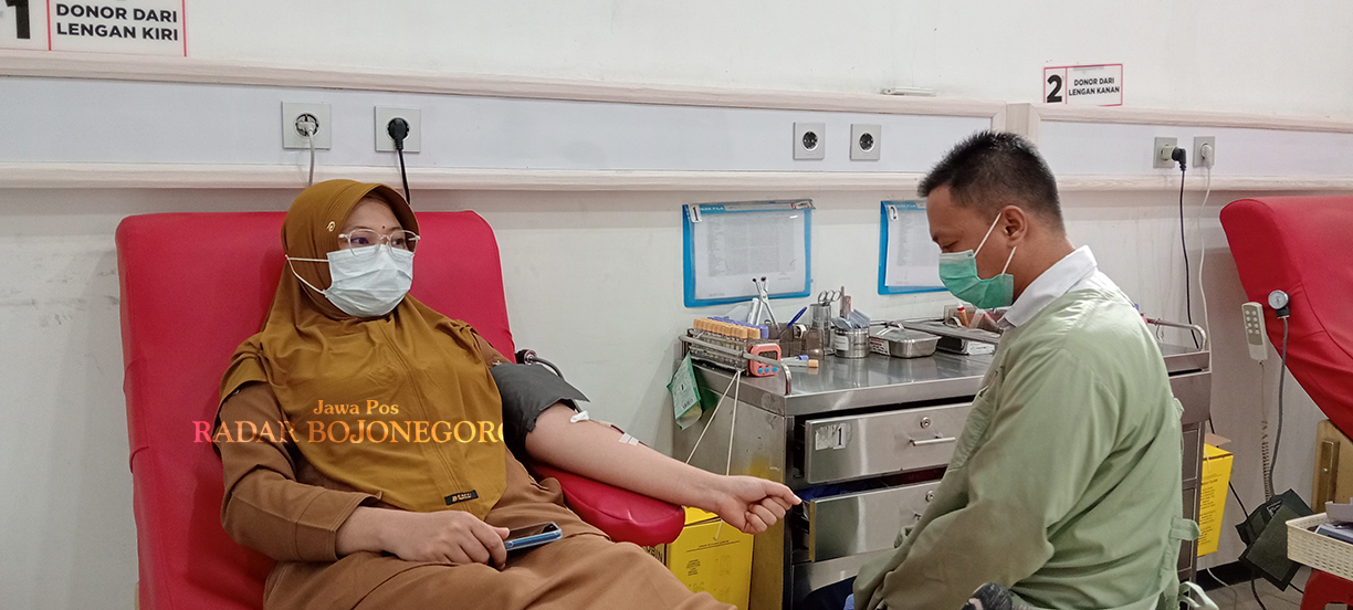 DONOR DARAH: Warga sedang mendonorkan darah, UDD PMI Bojonegoro pastikan stok darah selama Nataru aman. (YANA DWI KURNIYA WATI/RADAR BOJONEGORO)