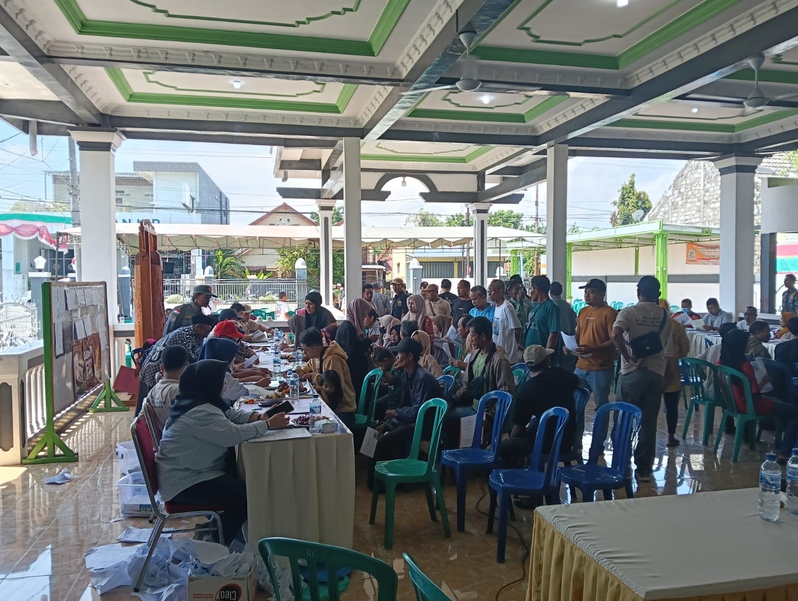 PENYERAHAN SERTIFIKAT: Warga antre dalam penyerahan sertifikat dari BPN dan Panitia PTSL di Balai Desa Wedi. (YANA DWI KURNIYA WATI/RADAR BOJONEGORO)