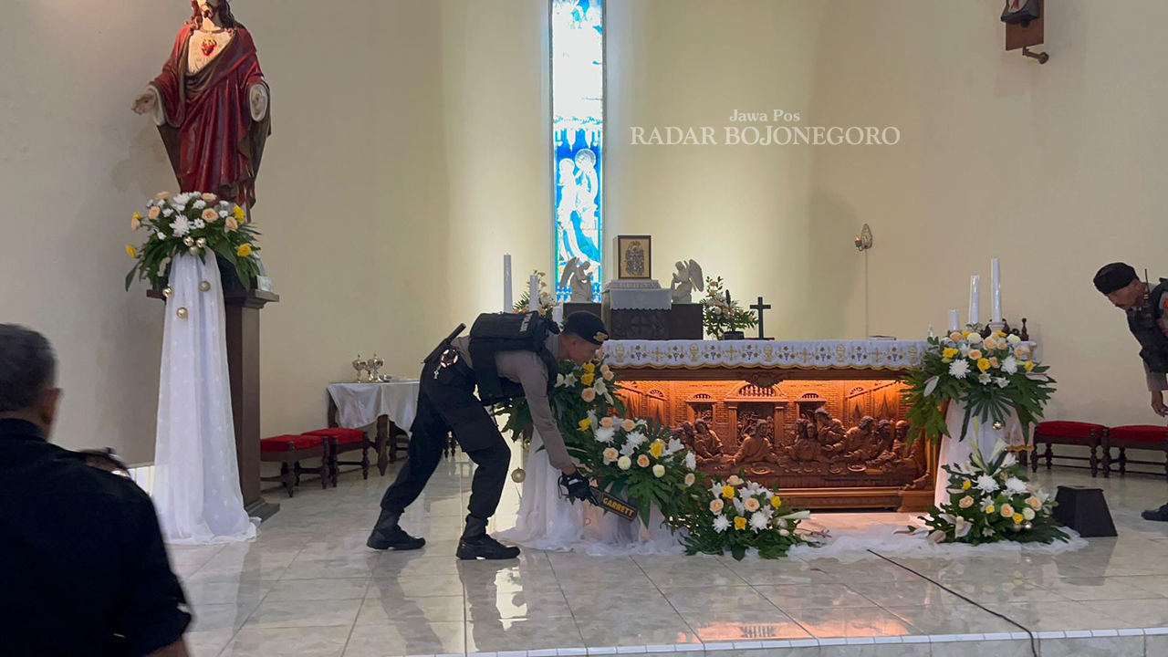 AMAN: Tim Samapta Polres Blora lakukan sterilisasi di Gereja Katolik Santo Pius X sejak Selasa (24/12) hingga Rabu malam lalu (25/12). (ISTIMEWA/RADAR BOJONEGORO)