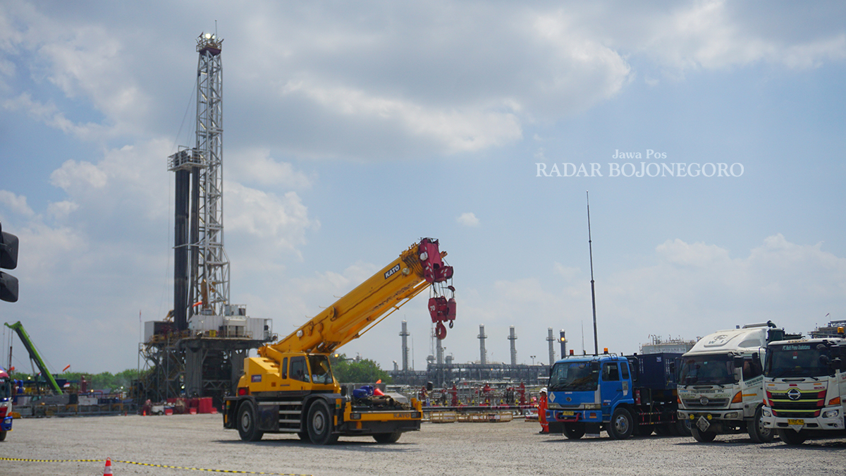 DONGKRAK EKONOMI: Lapangan minyak dan gas (migas) di Banyuurip Blok Cepu masih produksi. Dana bagi hasil dari migas mendongkrak APBD hingga kenaikan ADD. (YUAN EDO/RADAR BOJONEGORO)