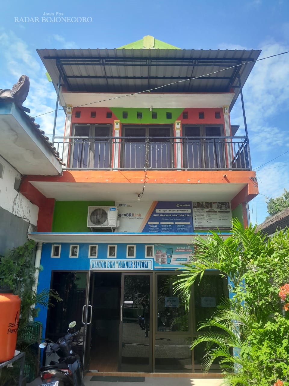 KANTOR BKM: Pengurus BKM Makmur Santosa di Kelurahan Cepu sedang tidak berada di kantor saat wartawan koran ini hendak mengonfirmasi perihal dugaan penyunatan bansos. (M. LUKMAN HAKIM/RADAR BOJONEGORO