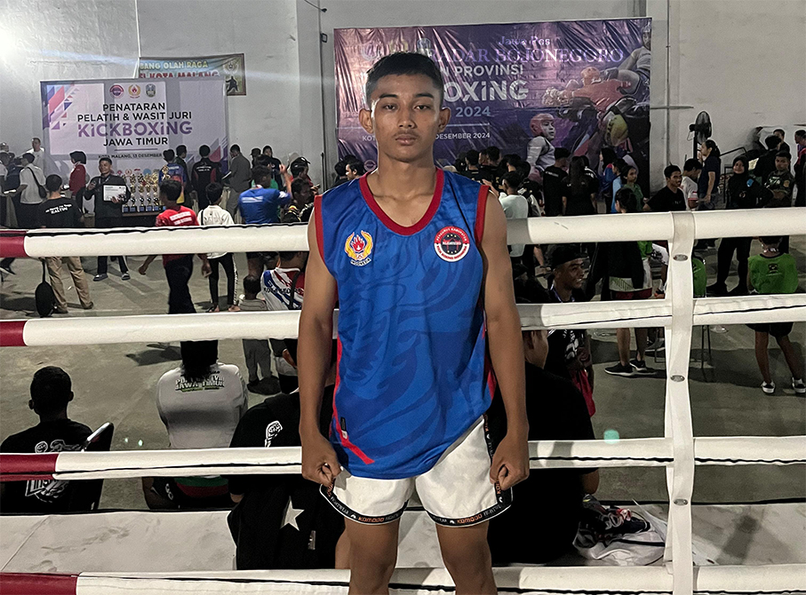 BERBAKAT: Ade Rizki Maulana, Atlet Kick Boxing Juara 1 Kejurprov Jatim mengharumkan Kabupaten Bojonegoro. (ISTIMEWA/RADAR BOJONEGORO)