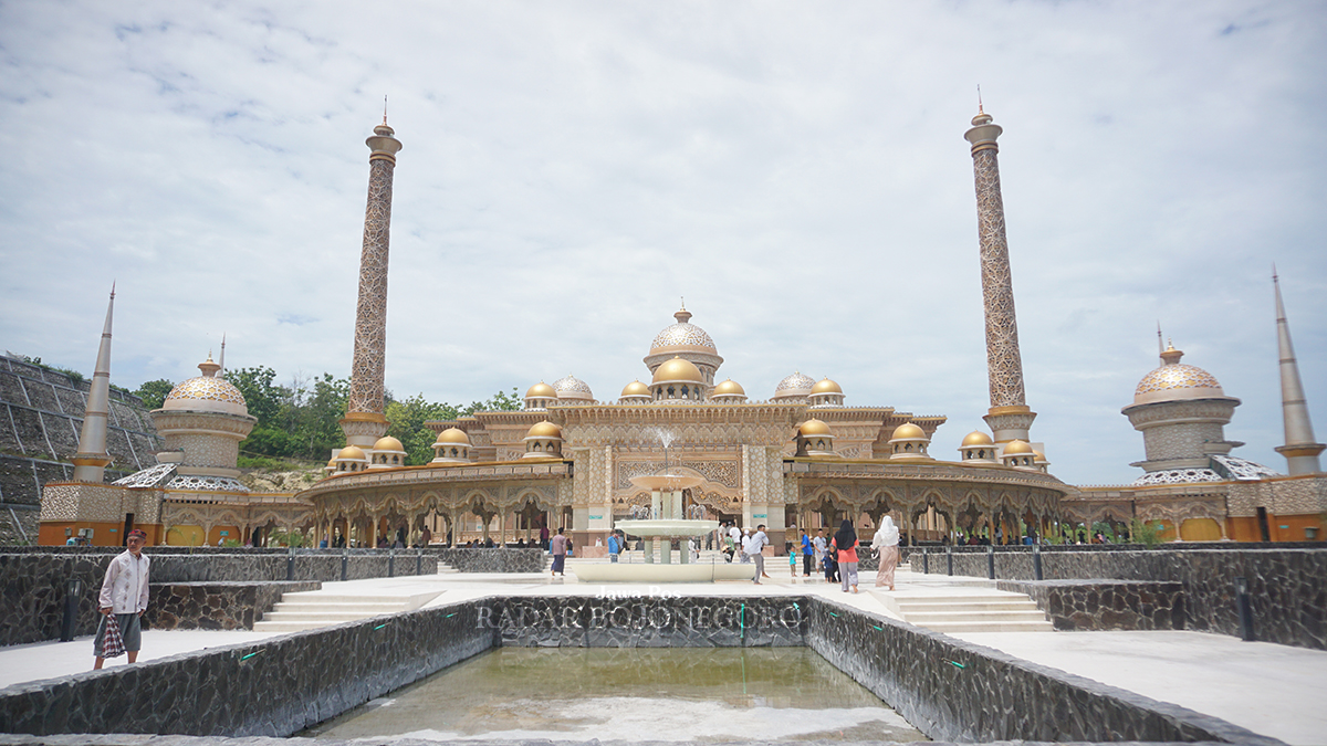 Masjid Wisata Religi Bojonegoro memiliki konstruksi megah, dengan teras lantai marmer dan ruang teduh luas menuju tempat wudhu (YUAN EDO/RADAR BOJONEGORO)