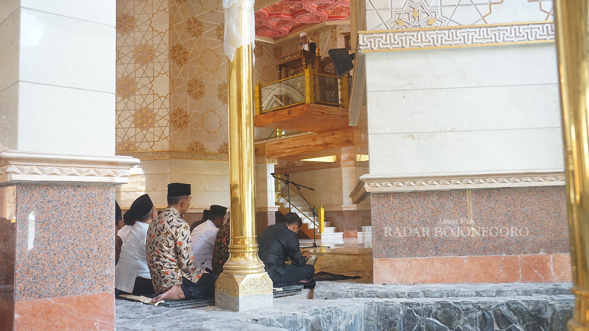 Usai khutbah shalat Jumat, khatib kembali turun dari podium mimbar khutbah untuk memimpin shalat Jumat (YUAN EDO/RADAR BOJONEGORO)