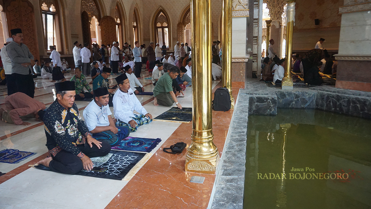 Masjid Wisata Religi Bojonegoro memiliki kolam ikan tidak hanya di luar, namun juga di dalam masjid. (YUAN EDO/RADAR BOJONEGORO)