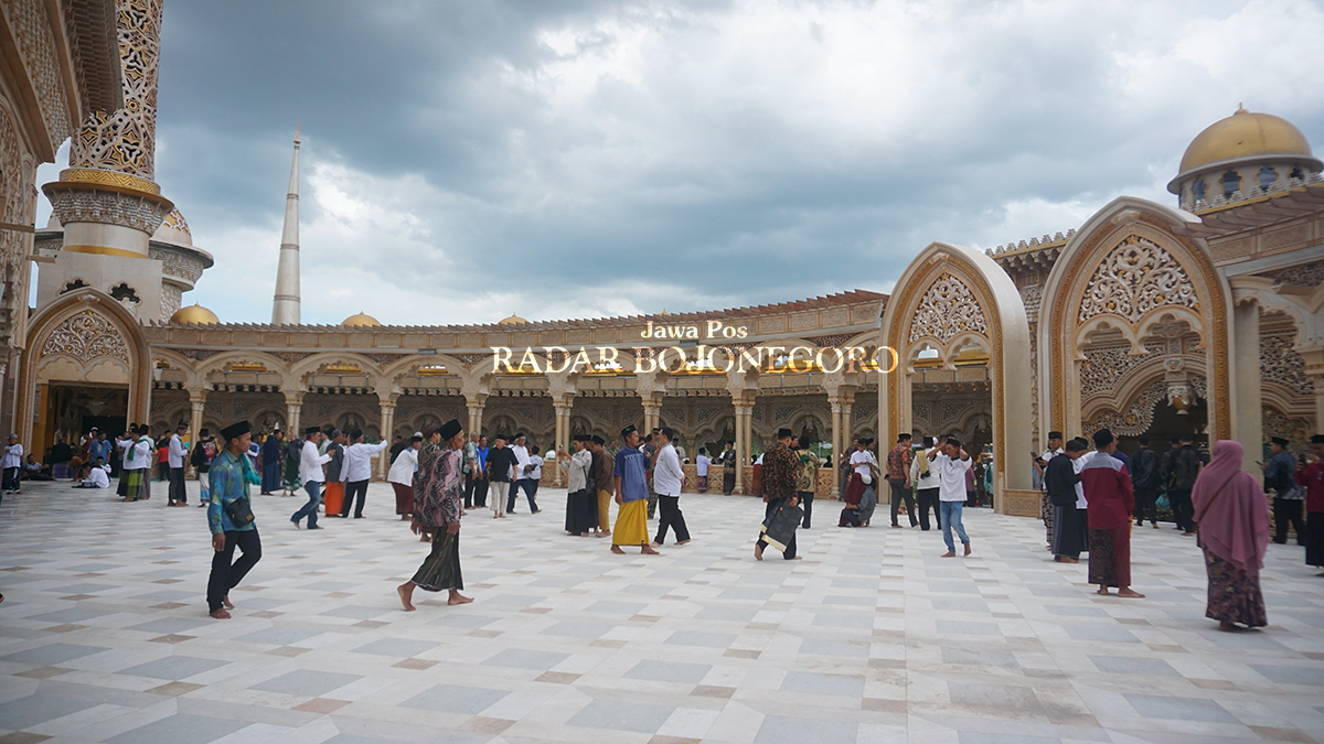 Teras utama masjid terletak di dalam teras luar, memberi tempat luas untuk berteduh di sekitaran teras melalui lorong menuju tempat wudhu. (YUAN EDO/RADAR BOJONEGORO)