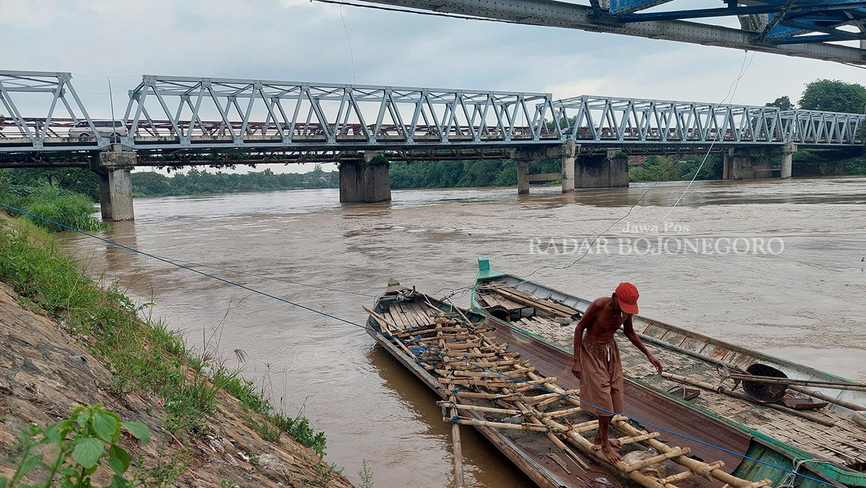 BENGAWAN SOLO: Tren tinggi muka air (TMA) Bengawan Solo di Kecamatan Cepu alami kenaikan pada pekan lalu.  (M. LUKMAN HAKIM/RADAR BOJONEGORO)