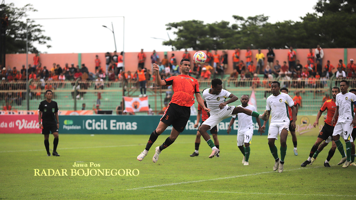 MENANG DI KANDANG: Otavio Dutra hendak menyundul bola ke gawang Persewar Waropen di SLS Bojonegoro pada 6 Desember lalu. Saat itu, Persibo menang di kandang dengan skor 3-0. (YUAN EDO RAMADHANA/RADAR